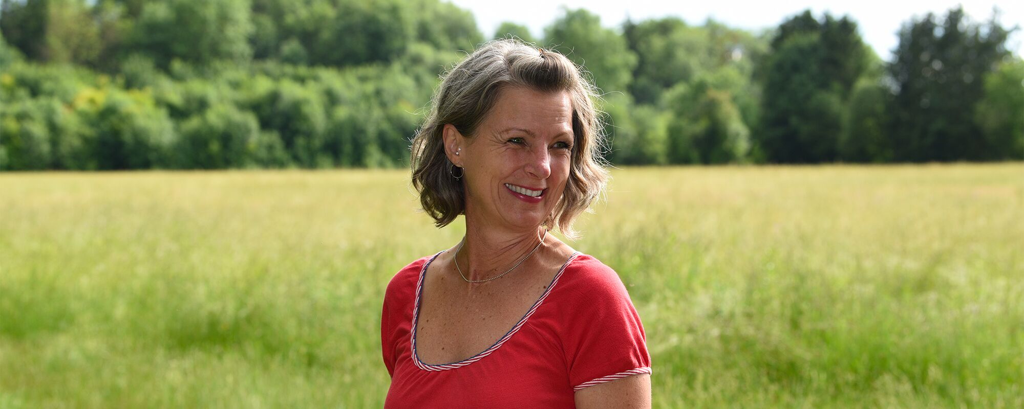 Frau Lechner auf der Wiese © Martina Lechner, Systemische Beratung Augsburg